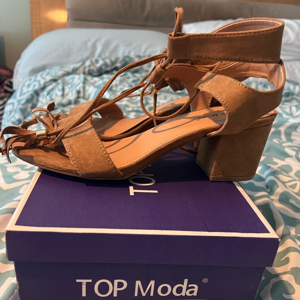 Top moda chunky sandals size 9
